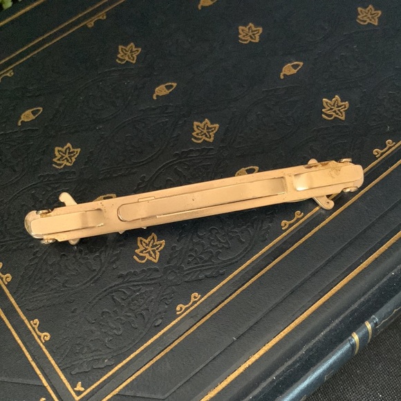 Vintage gold tone metal SLICK tie clip with Mother of Pearl daggers / knives - Picture 5 of 13